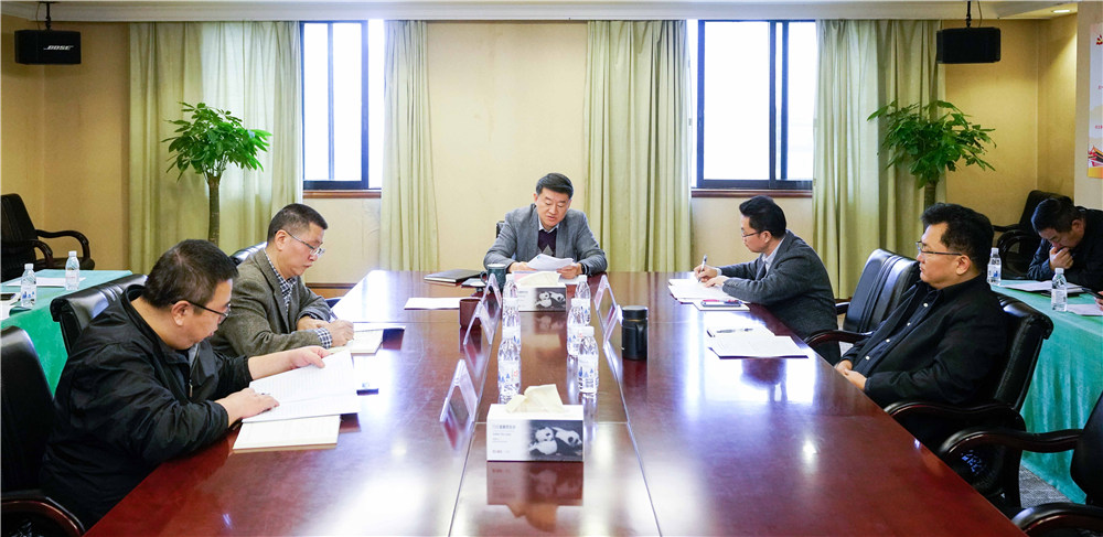 省腾博手机官网集团党委召开中心组（扩大）聚会转达学习党的十九届四中全会精神
