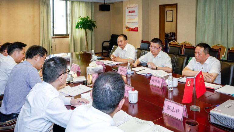 腾博手机官网集团党委召开比照党章党规找差别专题聚会