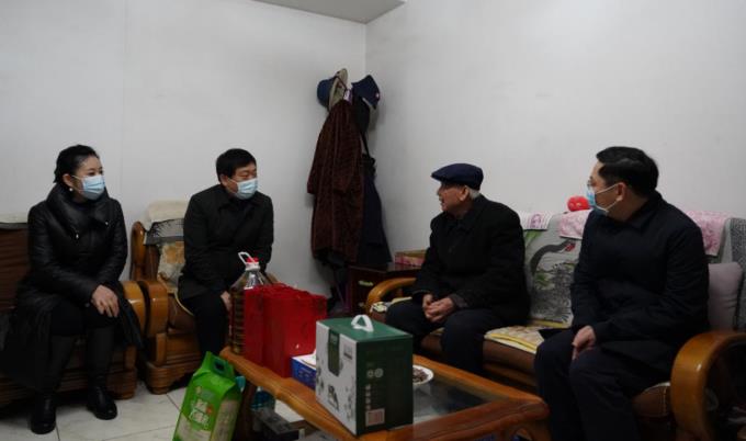 省国资委党委委员、副主任任兴文春节前夕带队走访慰问腾博手机官网集团老党员