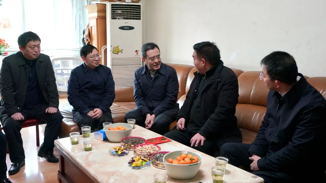 省国资委党委书记、主任冯文生等向导走访慰问省腾博手机官网集团老党员、老干部