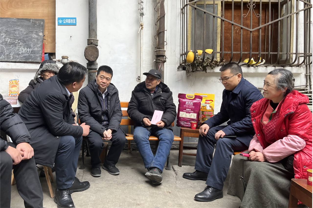 省腾博手机官网集团向导班子成员走访慰问生涯难题党员、老党员、老干部