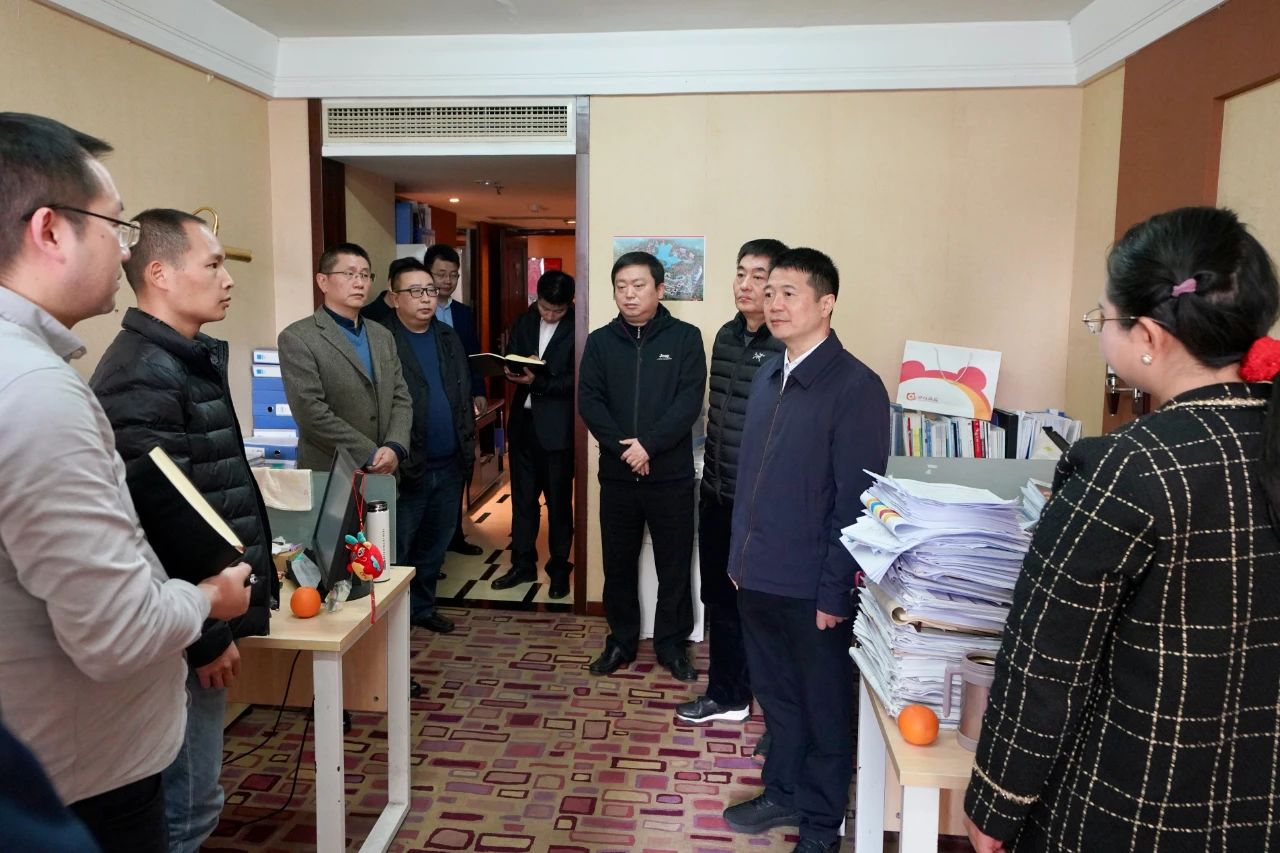 迎新春，鼓劲头，开新局！省腾博手机官网集团向导班子慰问总部干部员工