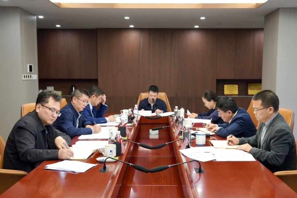 省腾博手机官网集团党委理论学习中心组召开2024年第一次专题学习钻研会