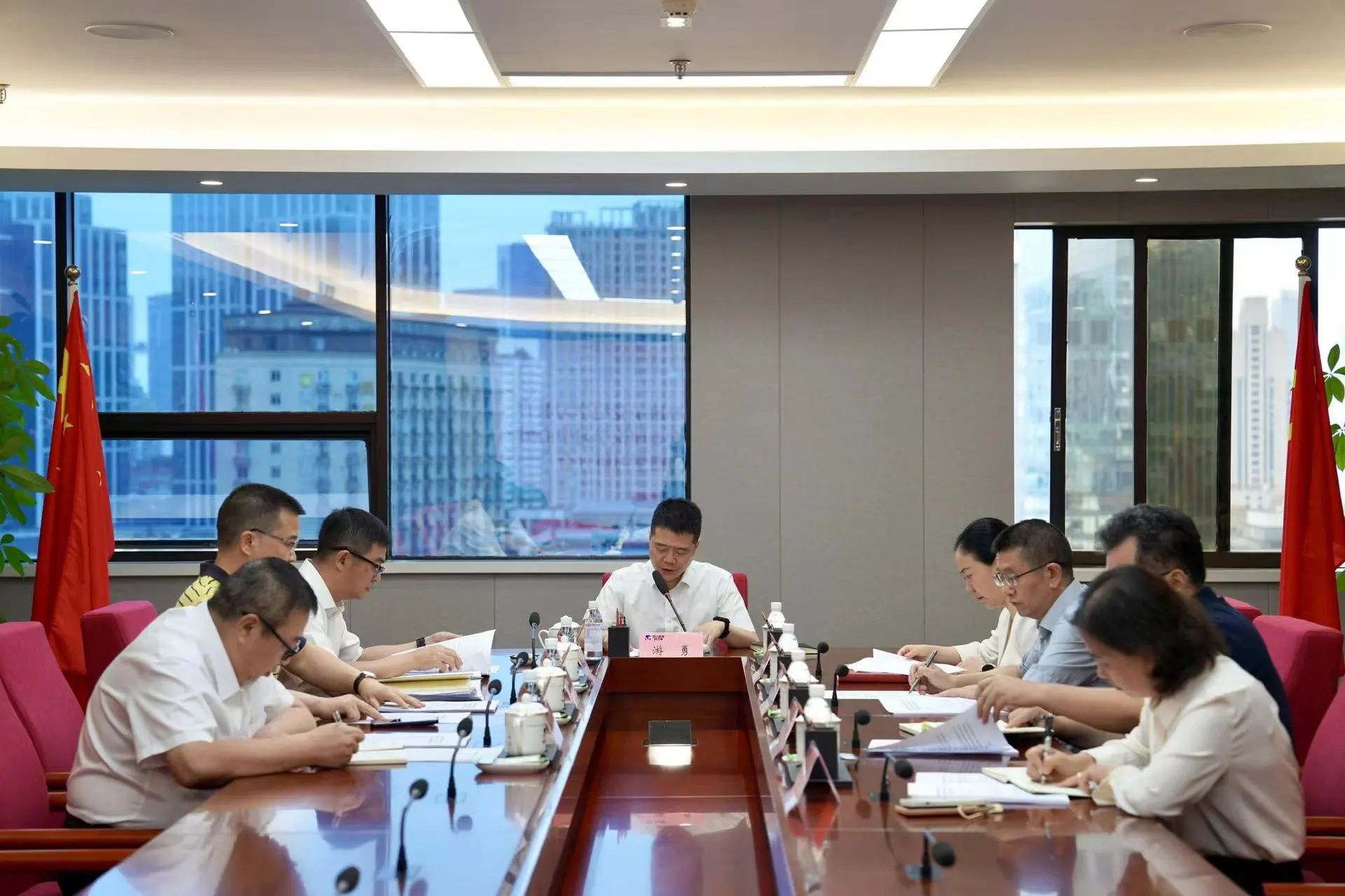 省腾博手机官网集团党委向导班子党纪学习教育专题学习钻研会暨党委理论学习中心组2024年第四次专题学习钻研会召开