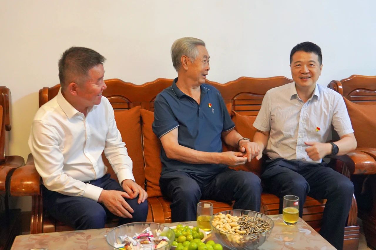 省腾博手机官网集团党委书记、董事长游勇开展“七一”走访