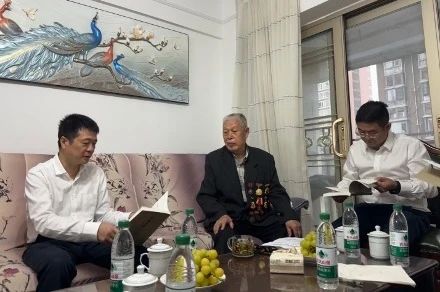 省腾博手机官网集团党委国庆节前夕走访慰问老干部老党员